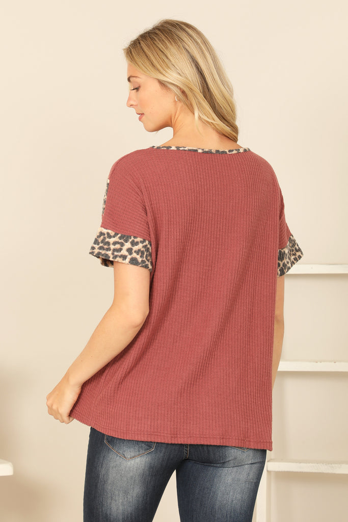 SLEEVE CHEVRON LEOPARD CONTRAST SOLID TOP