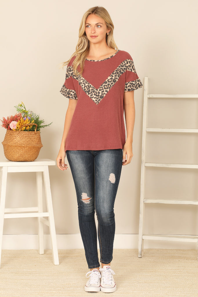 SLEEVE CHEVRON LEOPARD CONTRAST SOLID TOP