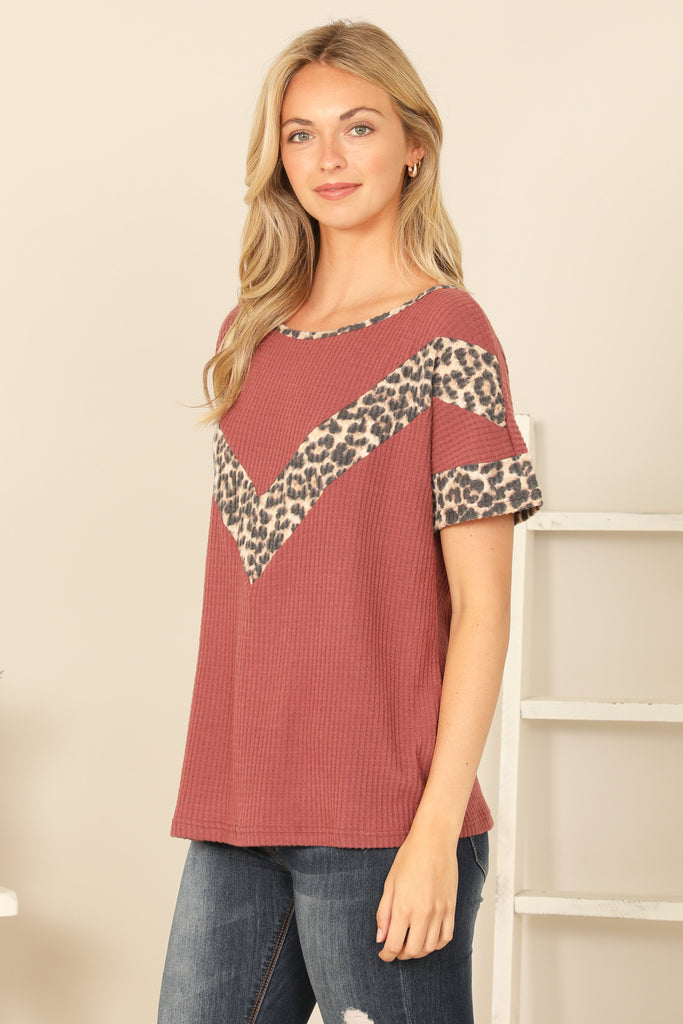 SLEEVE CHEVRON LEOPARD CONTRAST SOLID TOP