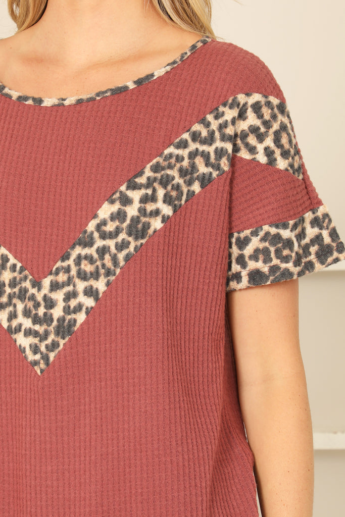 SLEEVE CHEVRON LEOPARD CONTRAST SOLID TOP