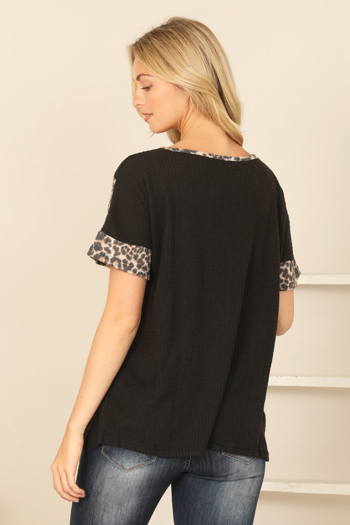 SLEEVE CHEVRON LEOPARD CONTRAST SOLID TOP