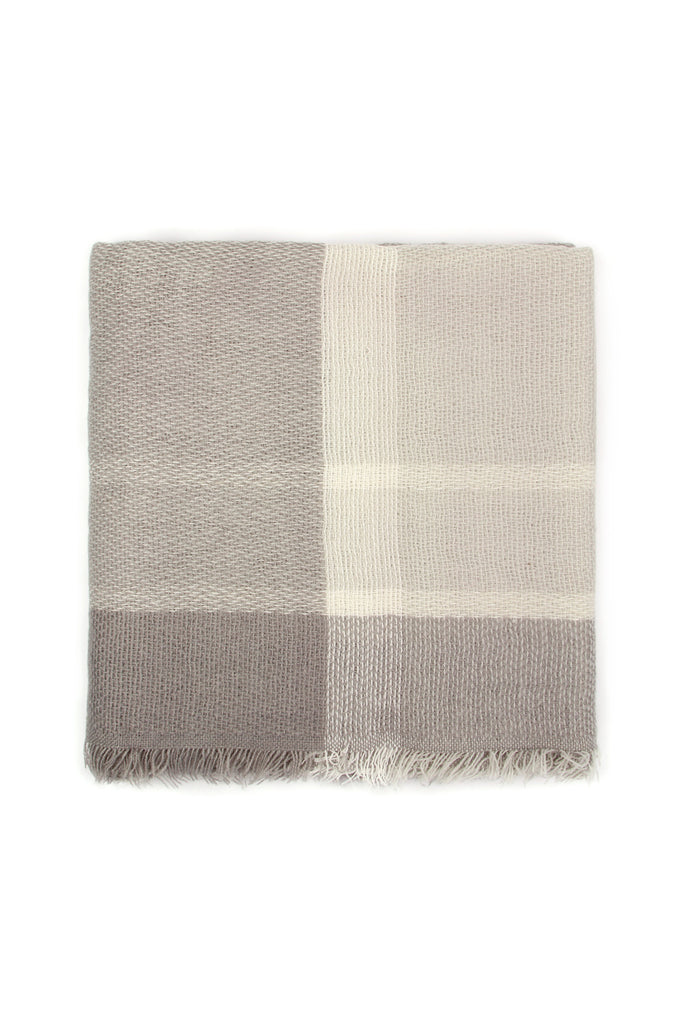 LIGHT GRAY BLANKET FRINGE SCARF