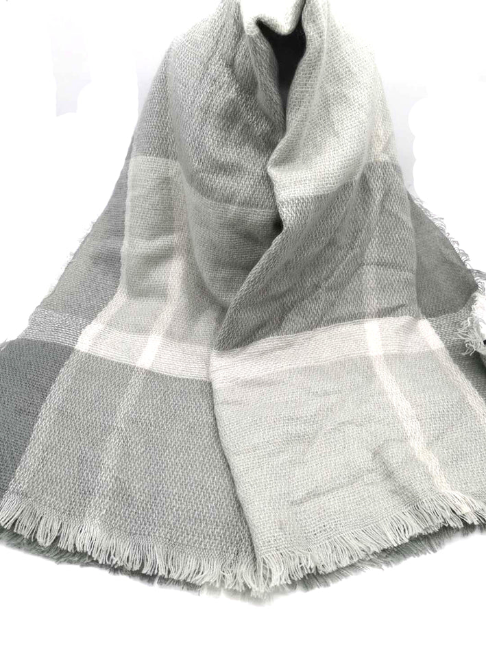 LIGHT GRAY BLANKET FRINGE SCARF